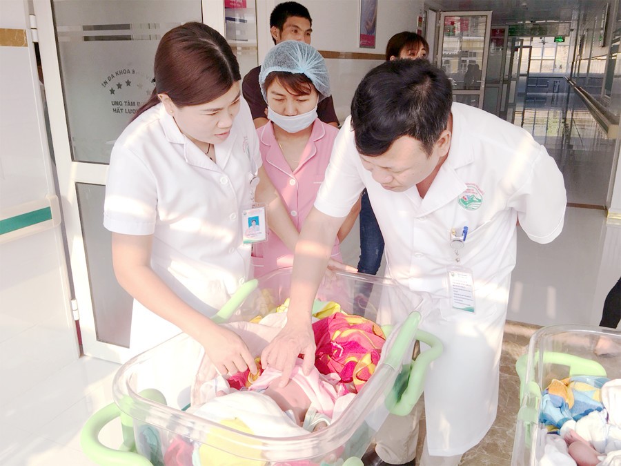 Hình ảnh tin tức TẮM NẮNG CHO TRẺ SƠ SINH GIÚP BÉ HẤP THỤ VITAMIN D